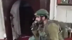 Militer Penjajah Yahudi sedang menista masjid